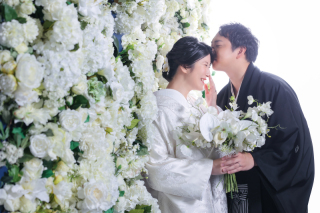 純白の花々に囲まれて幸せ感溢れる瞬間を