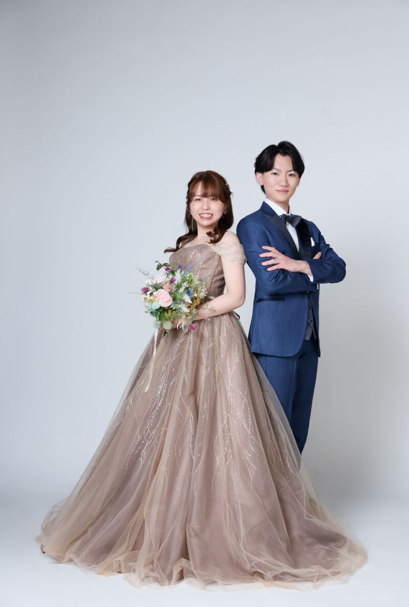 クールで華やかな洋装全身ショット