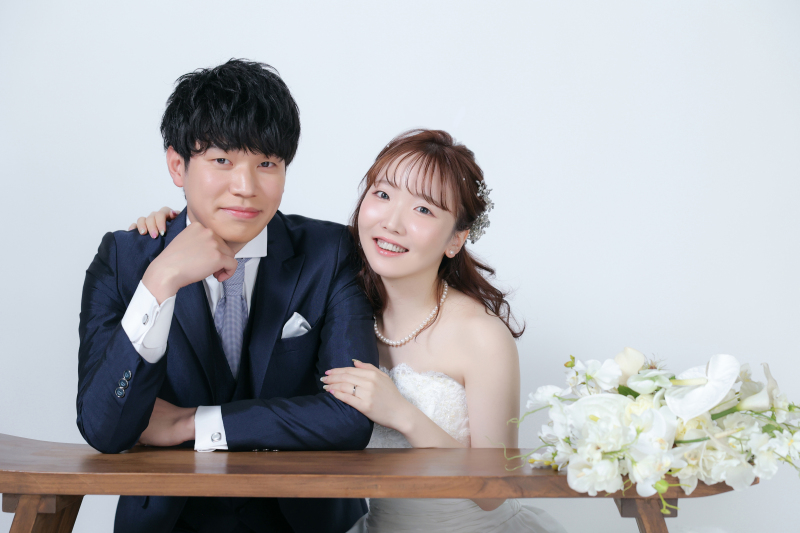 寄り添って微笑む