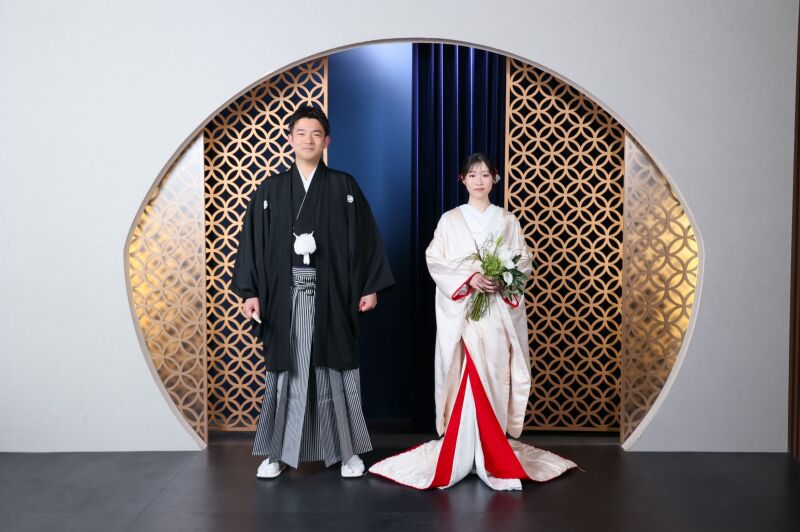 美しいグラデーションを見せる白無垢の全身姿