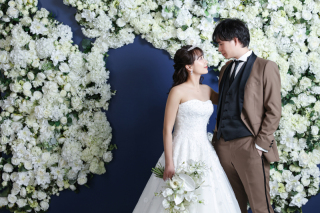 純白の花々に囲まれて見つめ合う