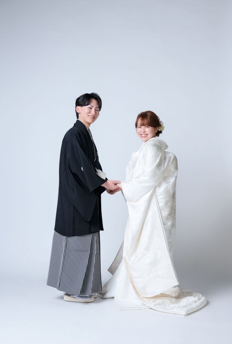 手を取り合う微笑ましい和装姿