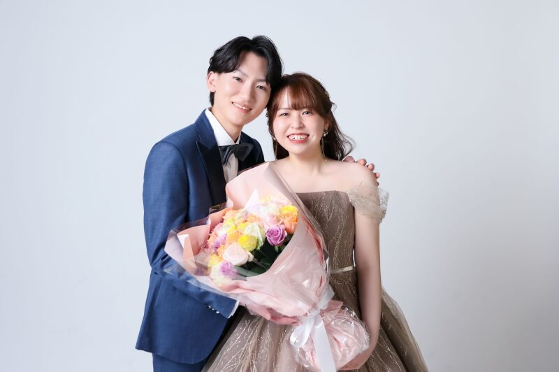 鮮やかな花束と弾ける笑顔