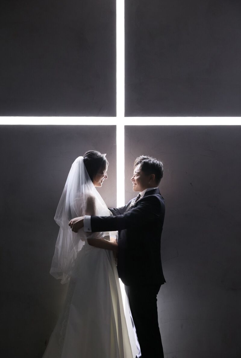 光のバックライトが創り出す神秘的なシルエット