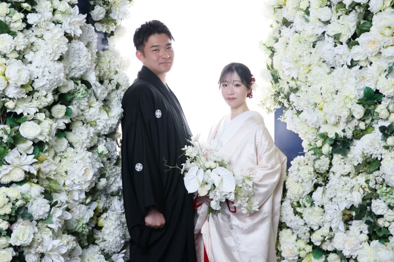 白い花々に包まれる凛とした和装ショット