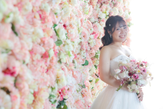 柔らかく優しいカラーの花々と