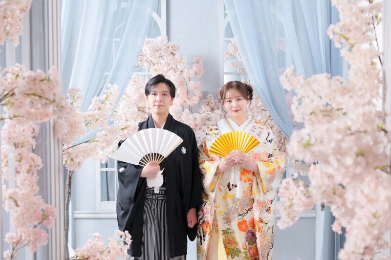 鮮やかな赤ドレスと洗練されたスタジオで叶えるフォトウエディング