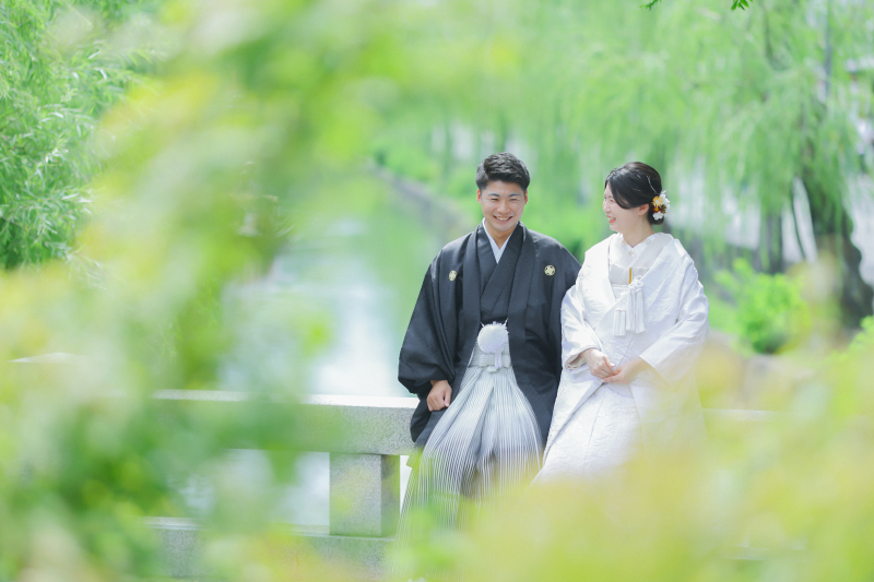 倉敷川をバックに