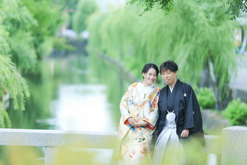 倉敷川と柳並木を背景に