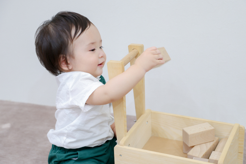 積み木で遊びながら