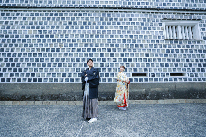 なまこ壁をバックに♪