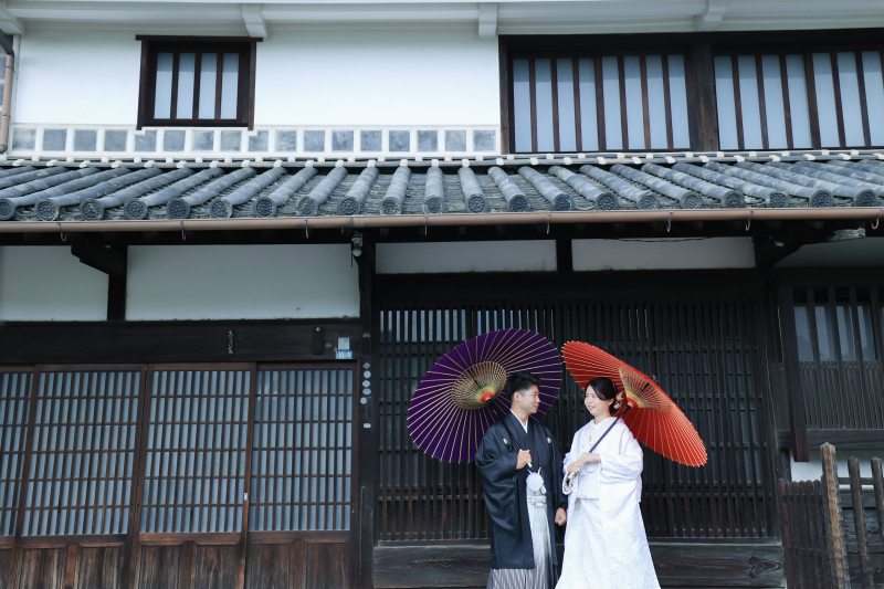 軒下で見つめ合い