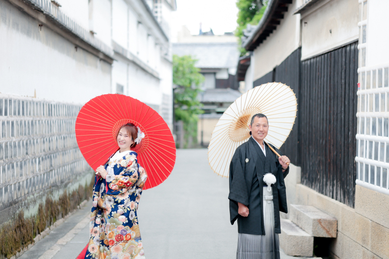 和傘と白壁