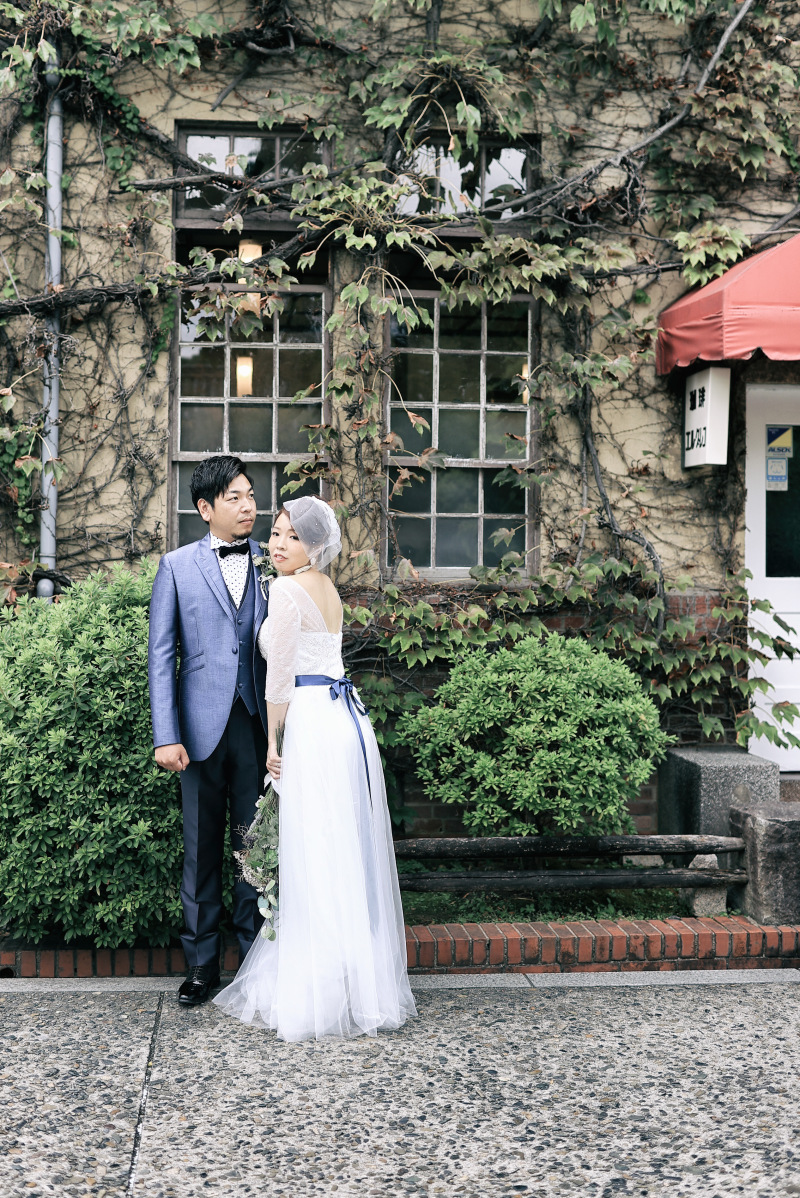 喫茶店の店先で