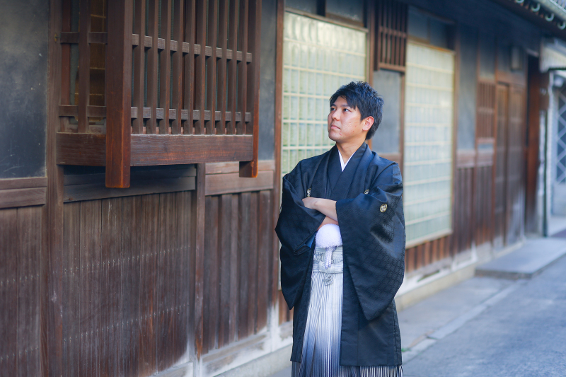 かっこいい背景に新郎様おひとりショット