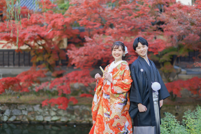 紅葉をバックに♡