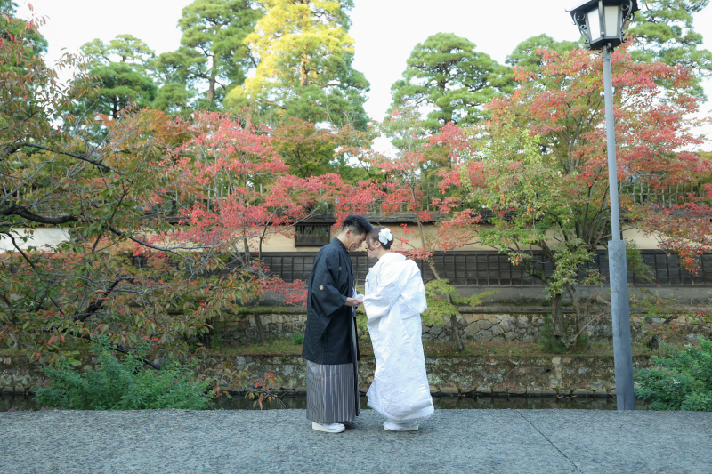 紅葉をバックに