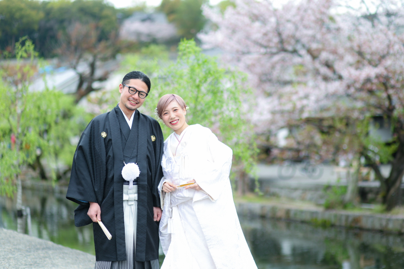 桜をバックに…