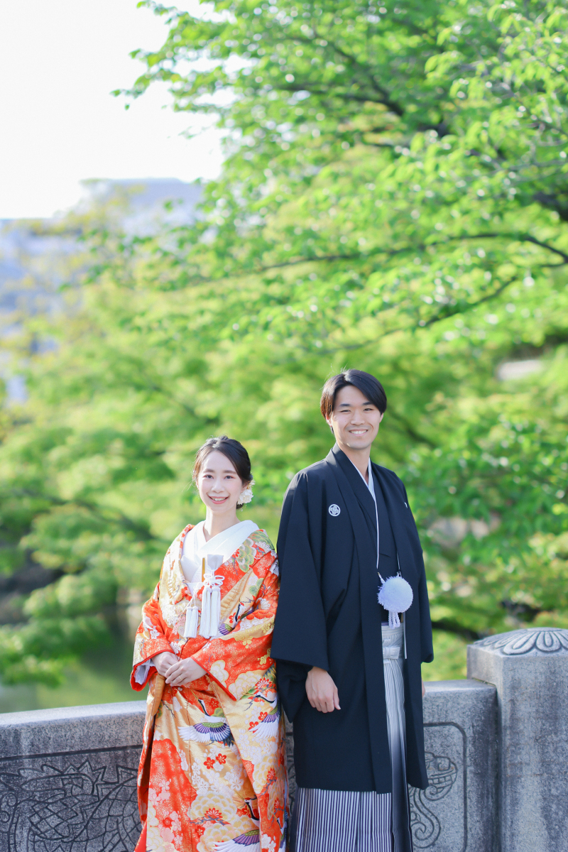 新緑をバックに