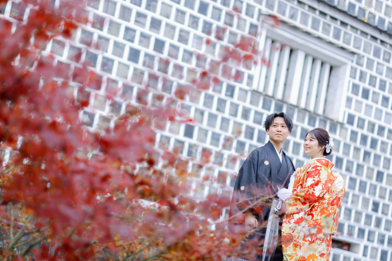 なまこ壁をバックに...