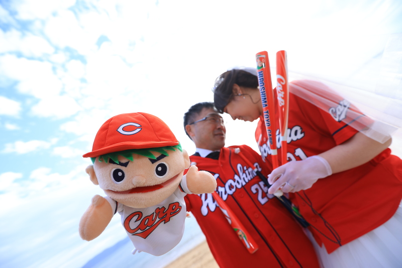 カープグッズを持って♪