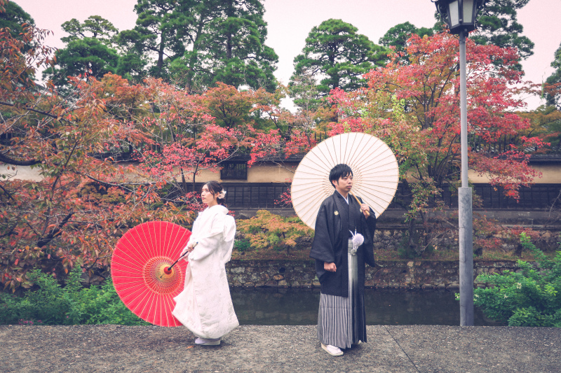 紅葉を背景に