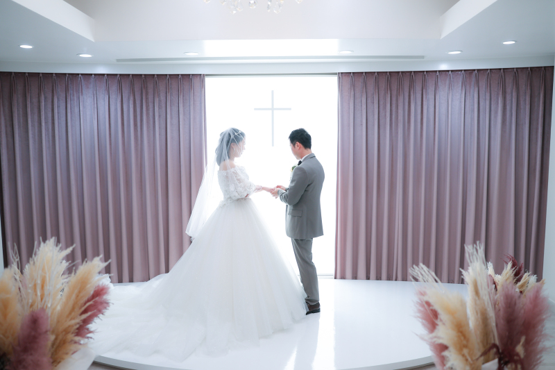 まるで結婚式をしているよう
