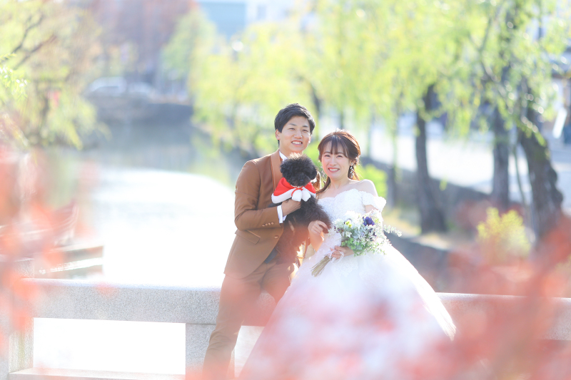 倉敷の街並みをバックに撮影