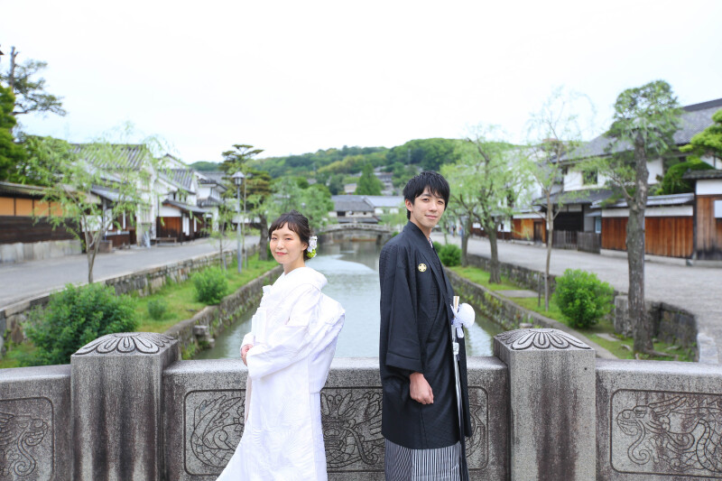 美観地区の景色をバックに