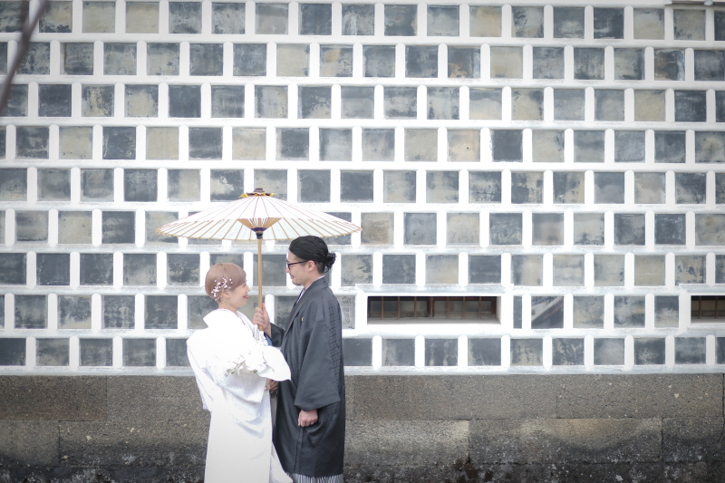 なまこ壁の前で相合傘♡