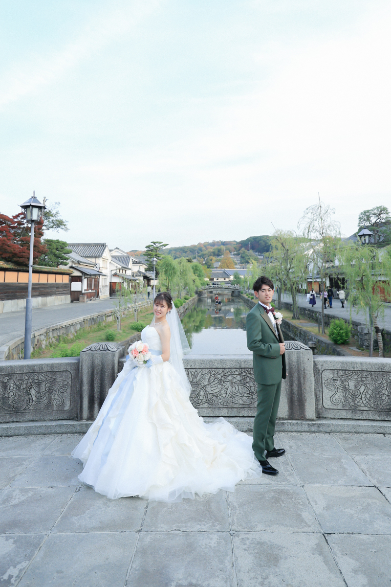 美観地区をバックに