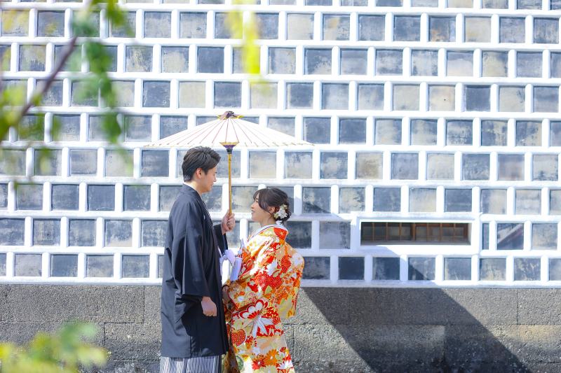 なまこ壁の前で相合傘☂