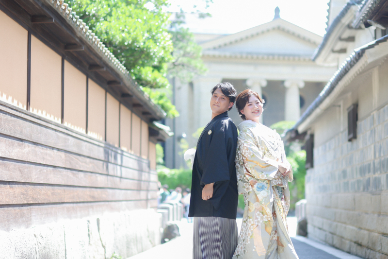 美術館を背景に