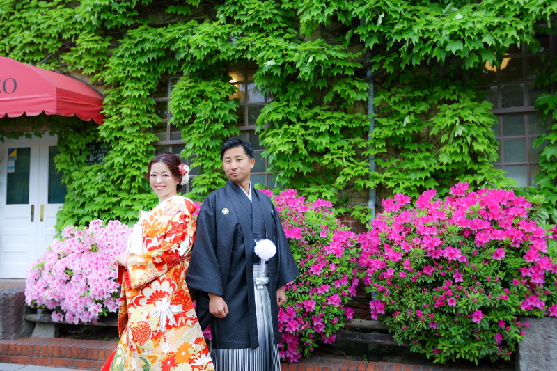 ツツジの前で背中合わせショット～♪