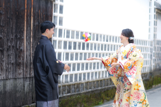 紙風船で楽しそうに遊ぶおふたり仲良しなのが伝わってきます＾＾