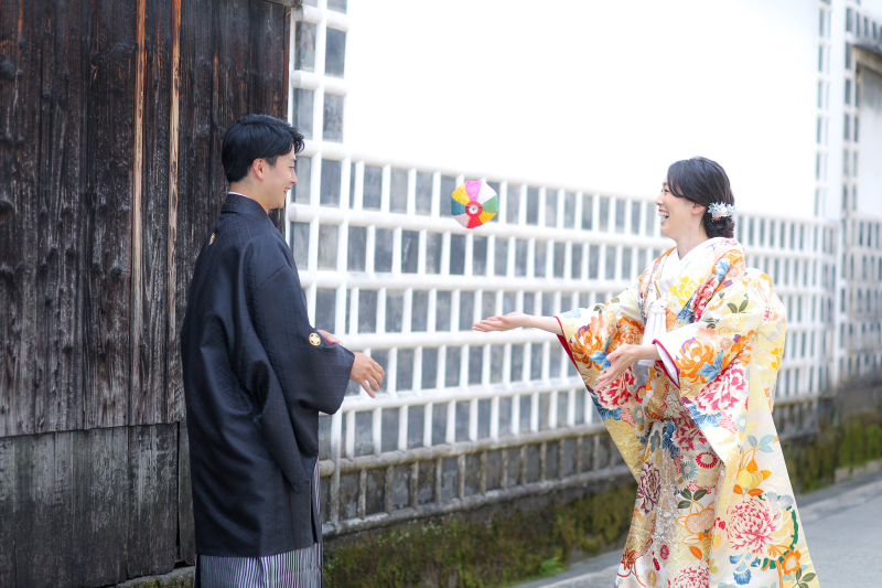 紙風船で楽しそうに遊ぶおふたり仲良しなのが伝わってきます＾＾