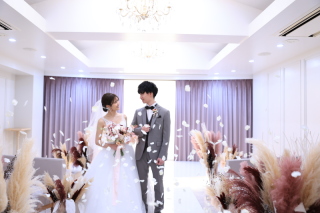 フラワーシャワーにてお2人を祝福ムービーならではの撮影もご提案いたします！