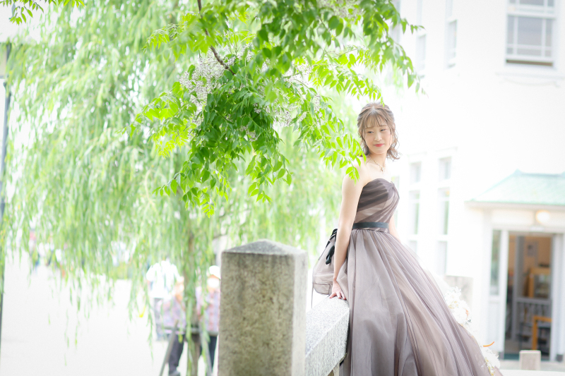 町並みとブラウンのカラードレスがお洒落女性フォトグラファーならではの柔らかいお写真はお任せください＊