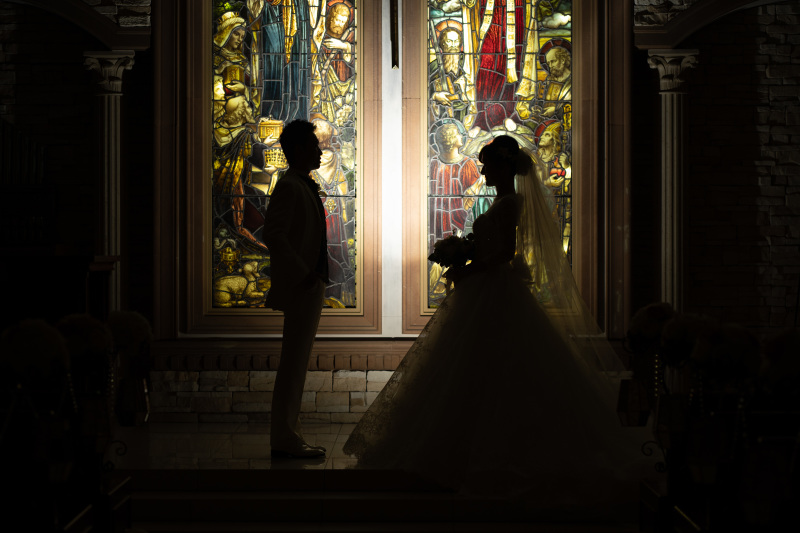 ステンドグラスの前で