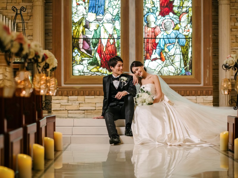 ステンドグラス輝くチャペル