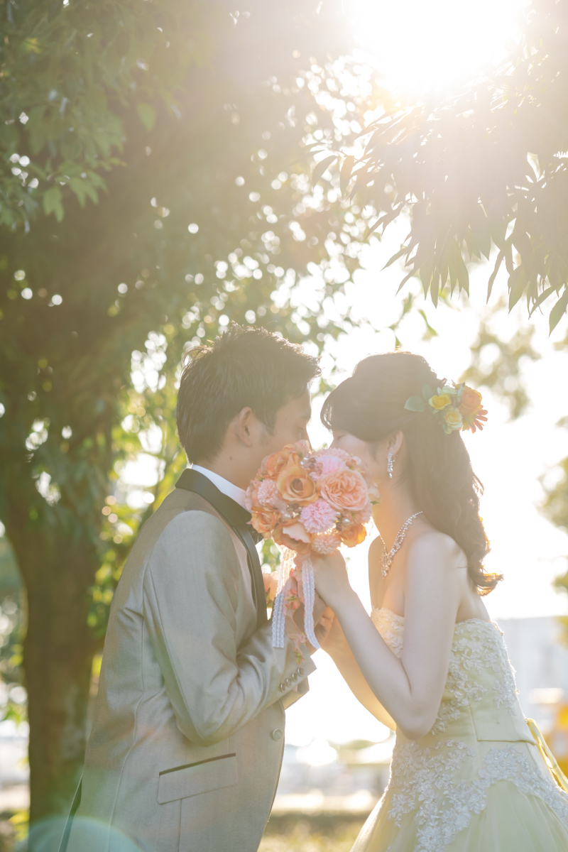 夕日をバックに顔隠しショット♡