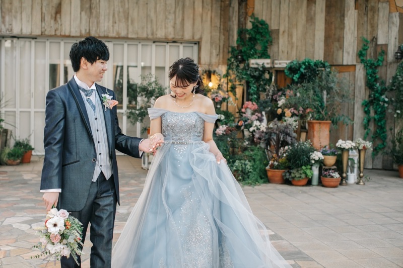 ご新郎様に手を引かれて