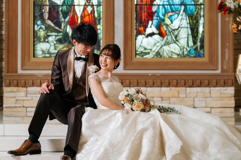 チャペルの祭壇に座って