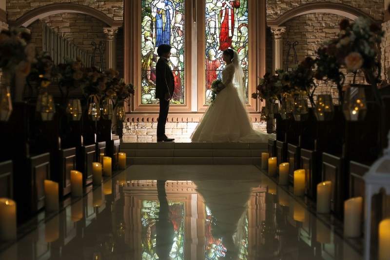 チャペルの照明を落として