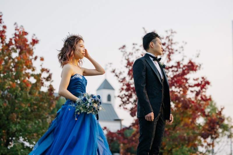 紅葉をバックに