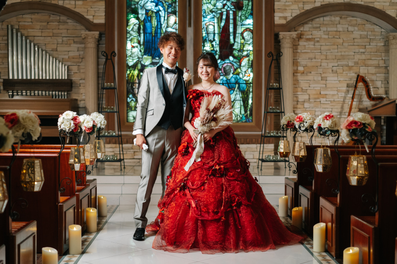 ステンドグラス×赤ドレスで重厚感◎