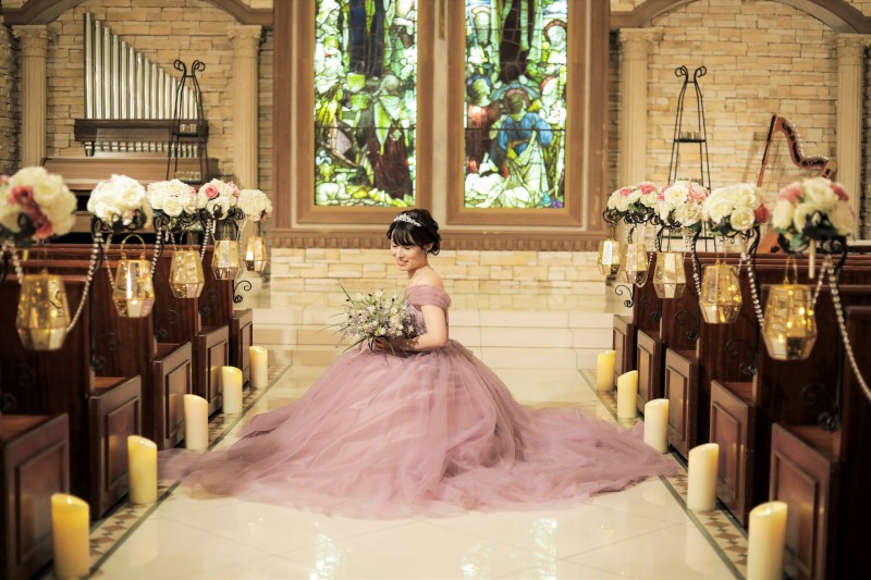 ドレスのトレーンが広がるお座りショット