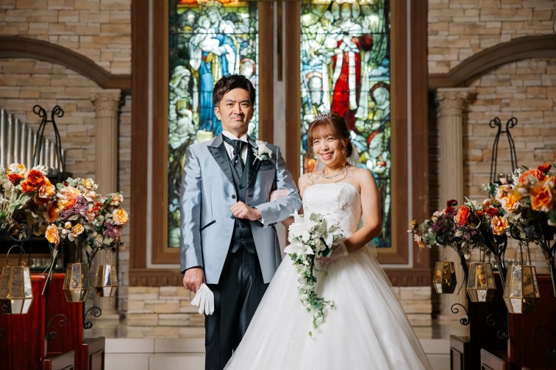 ステンドグラスの前で