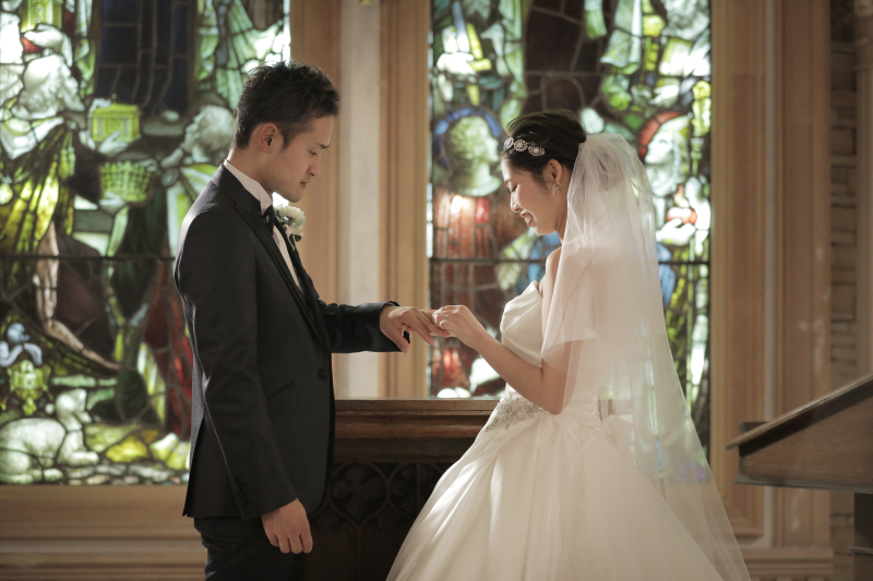 「幸せにします」と決意を込めてのリング交換