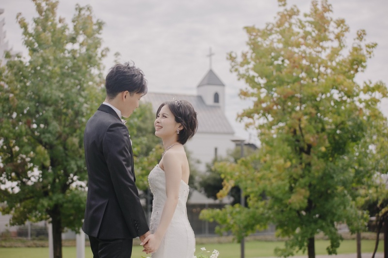 チャペルを背景に